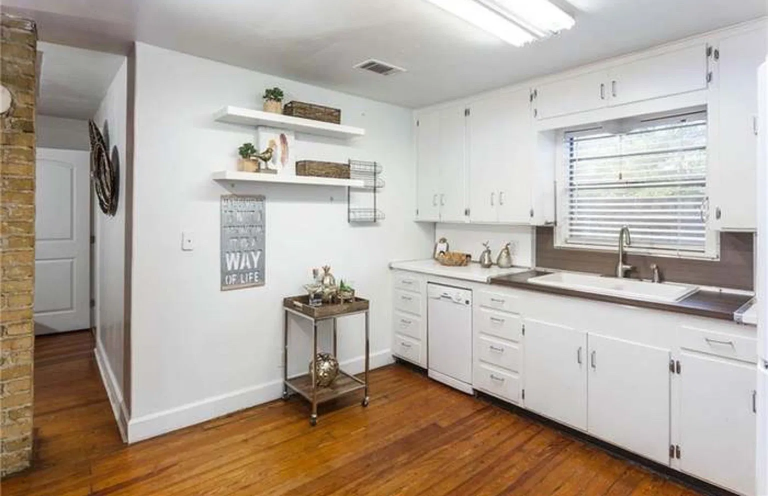 2 bed, 1100 sqft, $2,100 — Photo 2