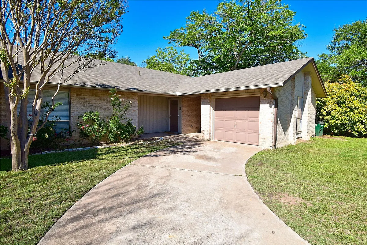 Building Photo - 5936 Cherry Loop #B