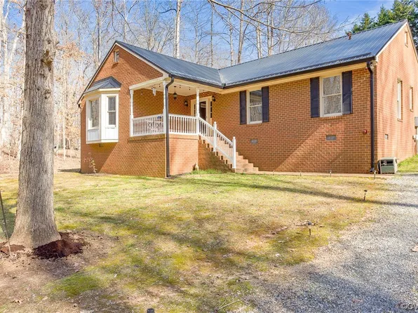 8551 Woodland Dr, Amelia Court House, VA 23002