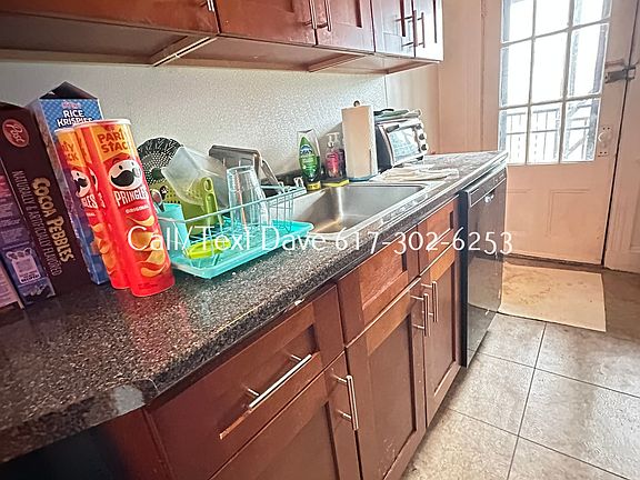 4th image of 132 Washington St