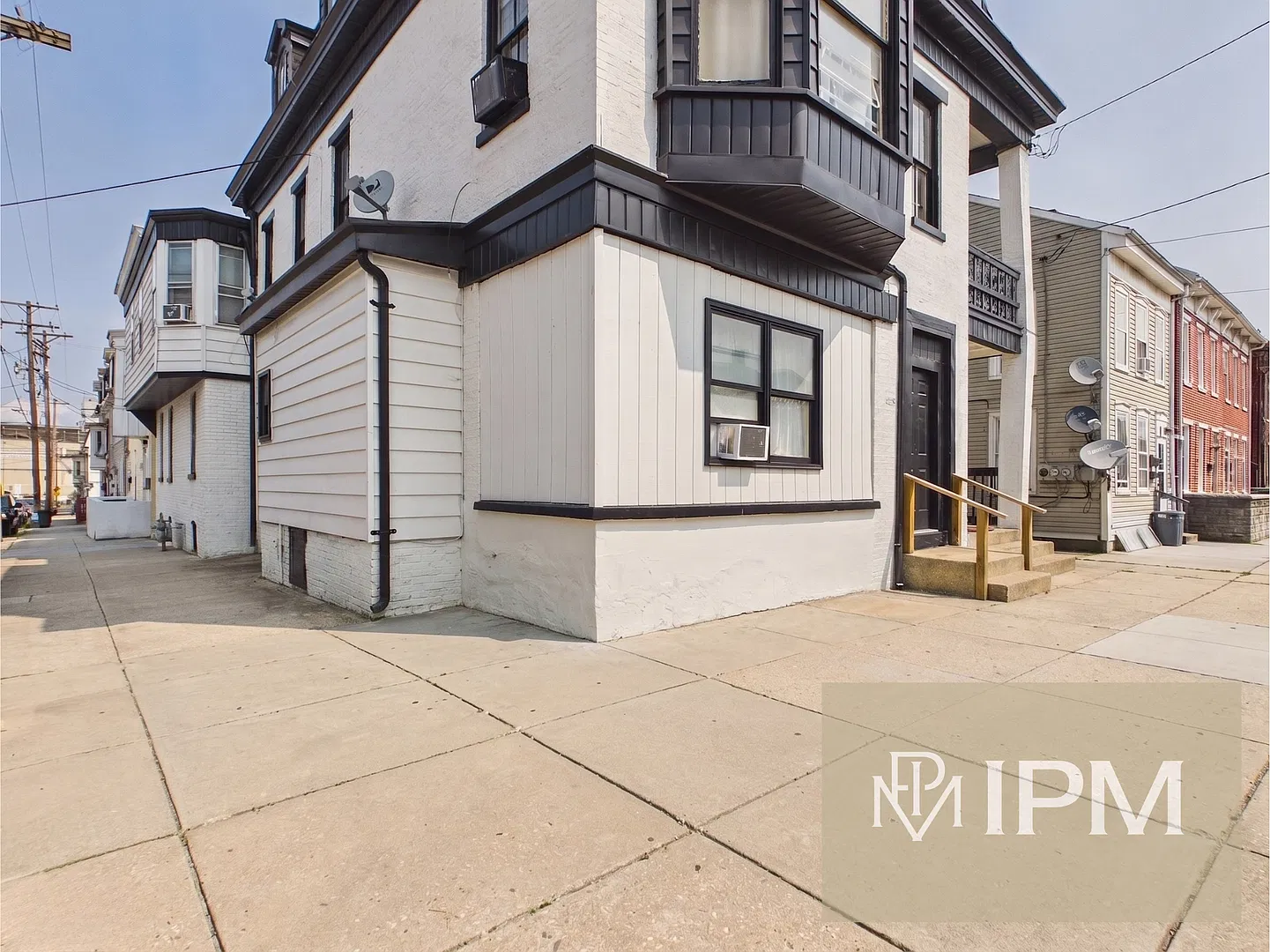 597 W Philadelphia St — Photo 2