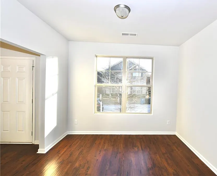 4 bed, 2.5 bath, 2242 sqft, $2,200 — Photo 4