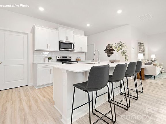 5th image of 2118 10th St SE