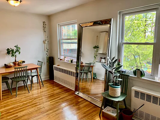 Rented by Halvatzis Realty | media 14