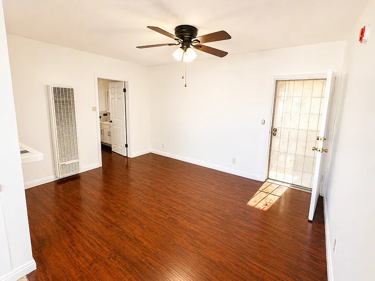 Hollyking Apartments — Photo 35