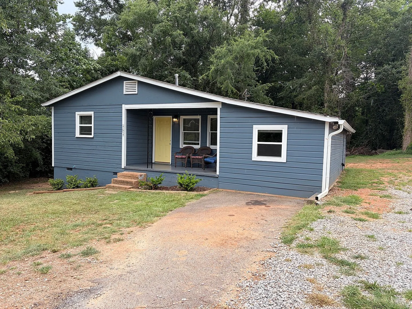 3 Bedroom 2 Bathroom Recently Renovated House — Photo 1