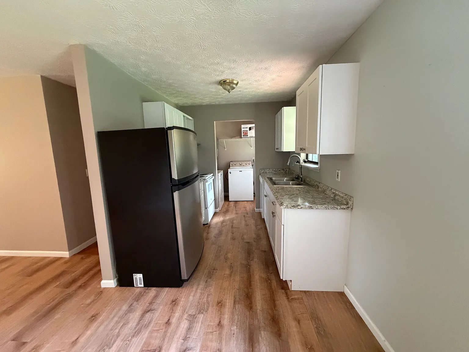 3 bed, 1000 sqft, $1,850 — Photo 2