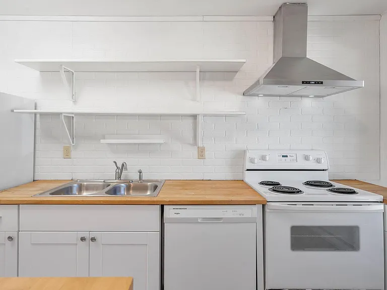 $500 off! Updated, upstairs 2-bdrm/1-bath triplex aptOn-site w/d, off-street parking, near downto... — Photo 13