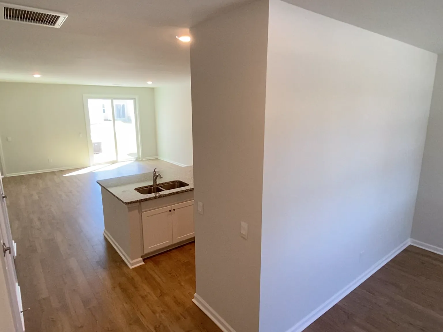 3 bed, 2.5 bath, 1800 sqft, $3,100 — Photo 4