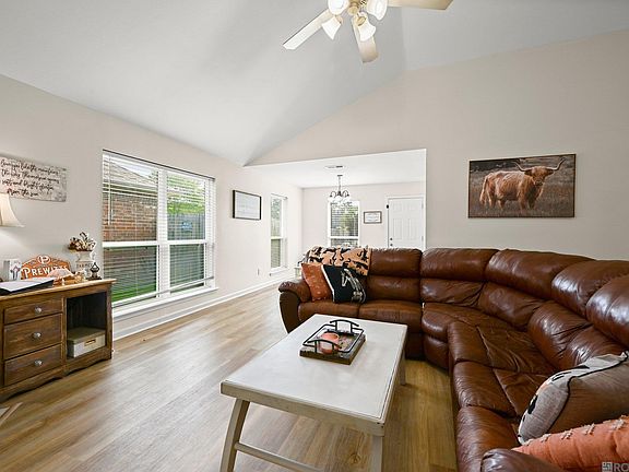 4th image of 26426 Maplewood Dr