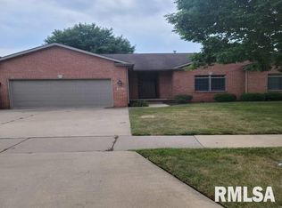 555 S 1st St, Sherman, IL 62684