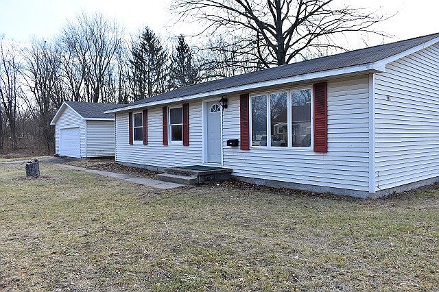 1st image of 833 W Belle Ave