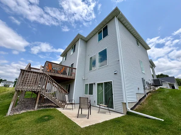 30 Keeneland Ct, Pleasant Hill, IA 50327