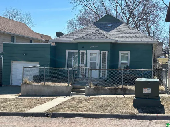 866 15th St, Sioux City, IA 51105
