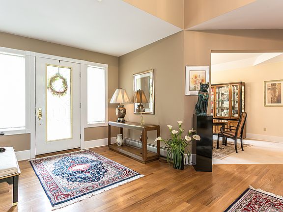 3rd image of 31 Horsebarn Ln