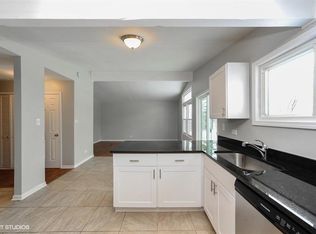 426 Meadowbrook Ln, Wheeling, IL 60090