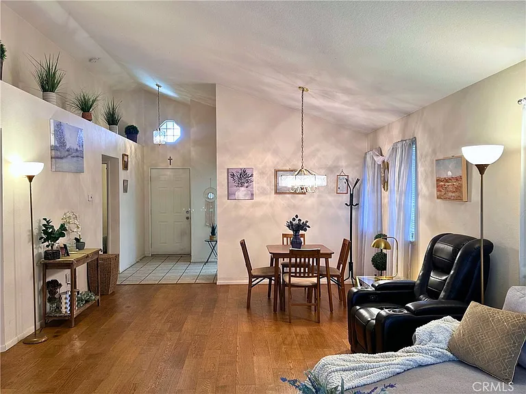19051 Primrose Ln — Photo 5