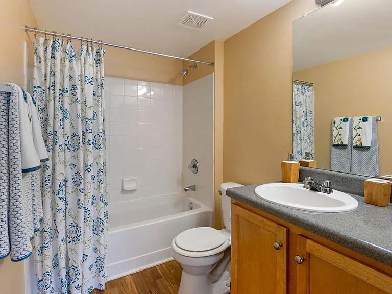 Lindsey Terrace Apartments — Photo 26