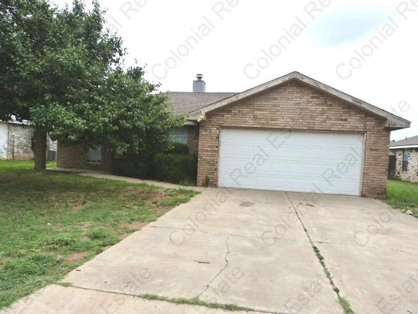 Spacious 3 Bed/2 Bath home with a fireplace! — Photo 1