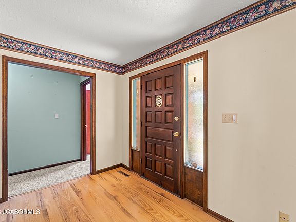 2nd image of 801 Bradley Ln
