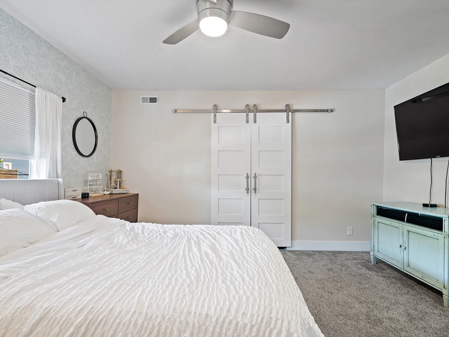 5 bed, 2400 sqft, $850 — Photo 1