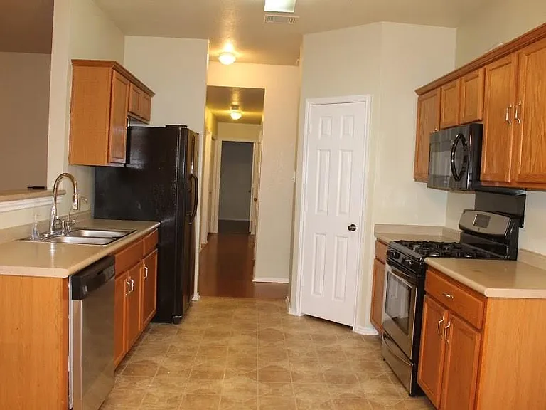 1009 Clayton Dr — Photo 3