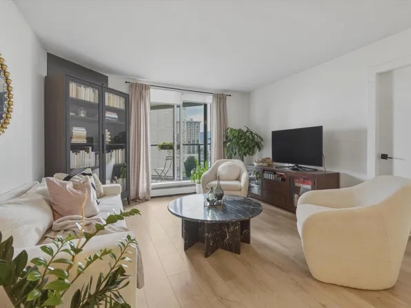 1010 Burnaby St #1203, Vancouver, BC V6E 4L8