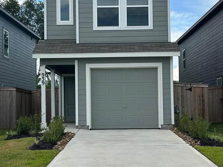 939 Pertuso Ln — Photo 1