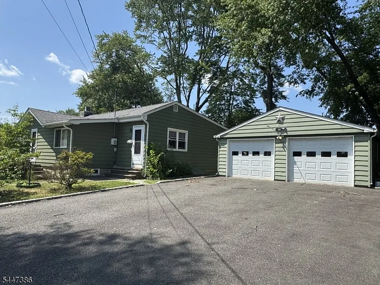 48 Beechwood Ave — Photo 3