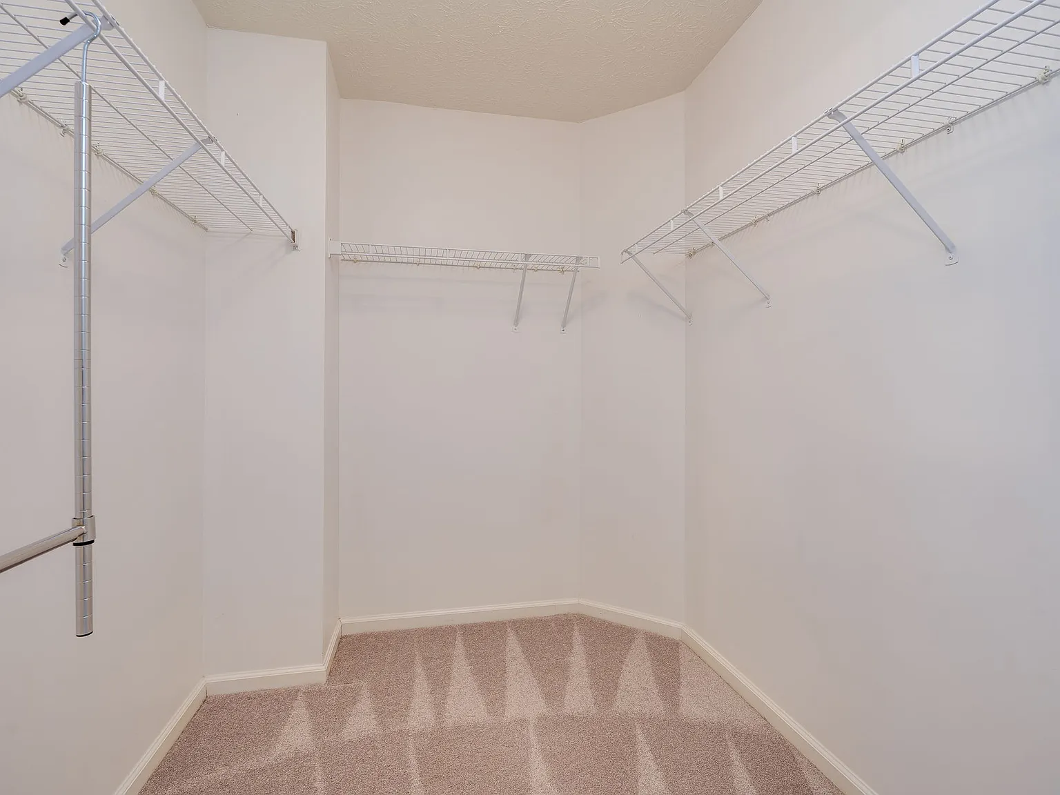 3 bed, 2.5 bath, 2031 sqft, $2,200 — Photo 4