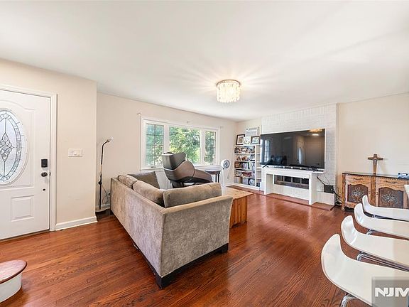 4th image of 553 Ray Avenue