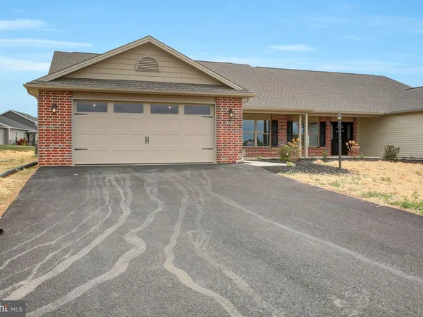 820 Shadyside Dr, Chambersburg, PA 17202
