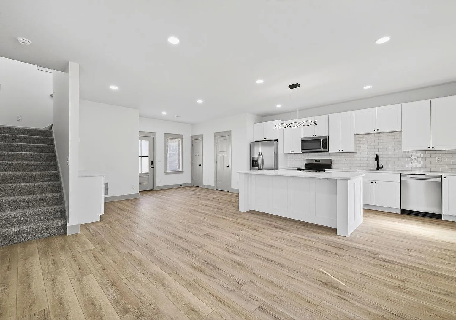 422 E Cottage Grove — Photo 3