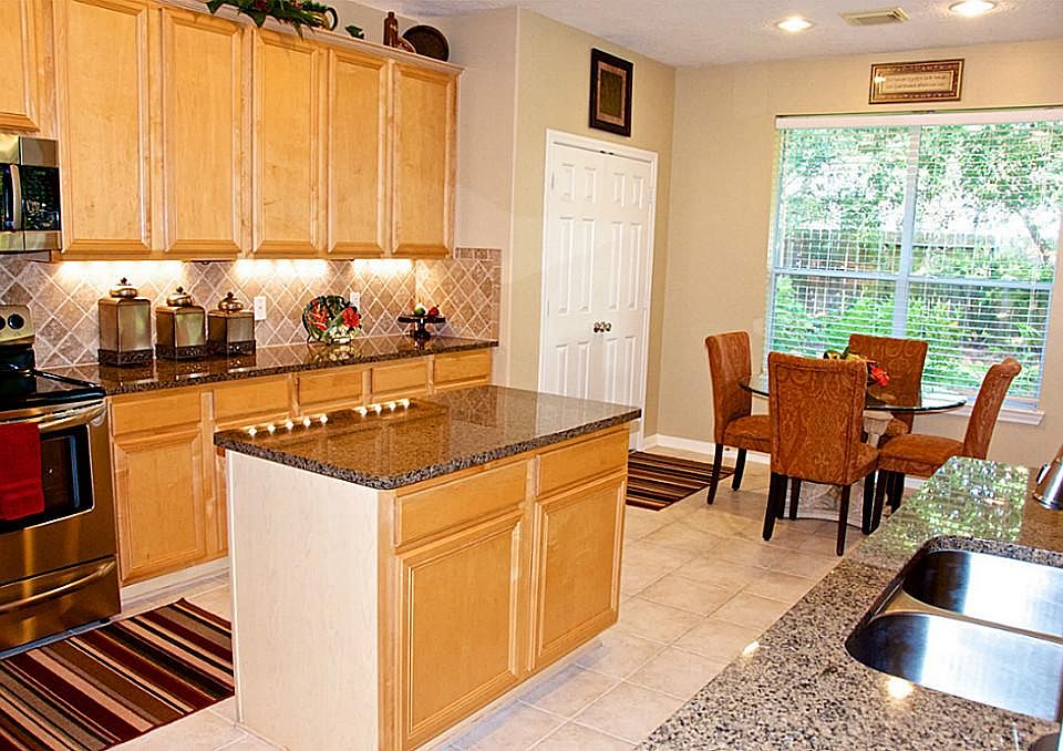 Awesome island kitchen w/granite counter-tops