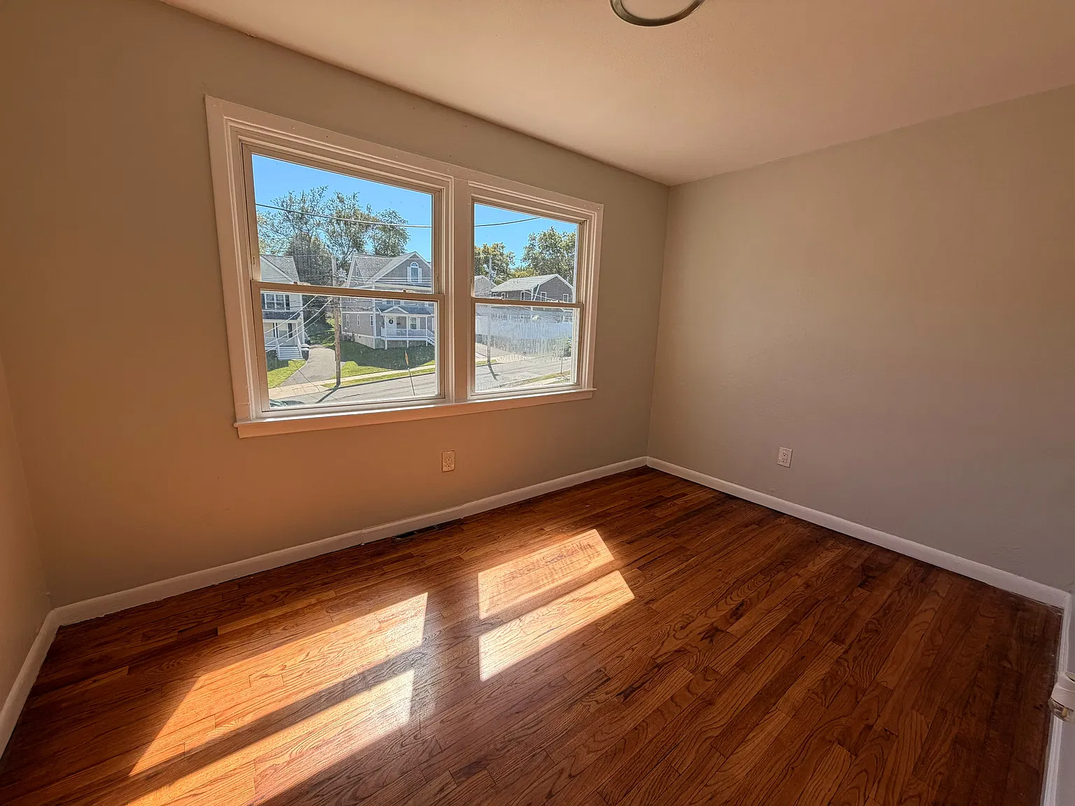 3 bed, $1,890 — Photo 2
