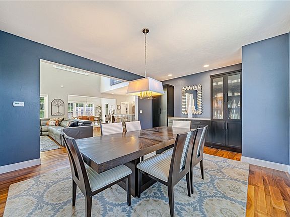 3rd image of 221 Grandview Dr