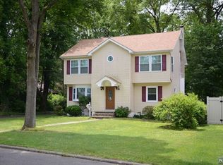 11 Clauss Ave, Paramus, NJ 07652