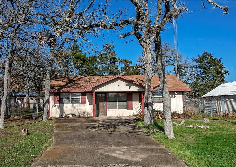 1st image of 111 S Yaupon Dr