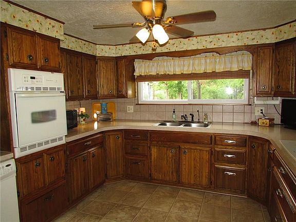 4th image of 14 Oakwood Dr