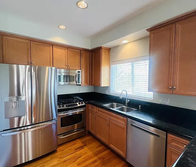 637 S Grand Ave #5 — Photo 3