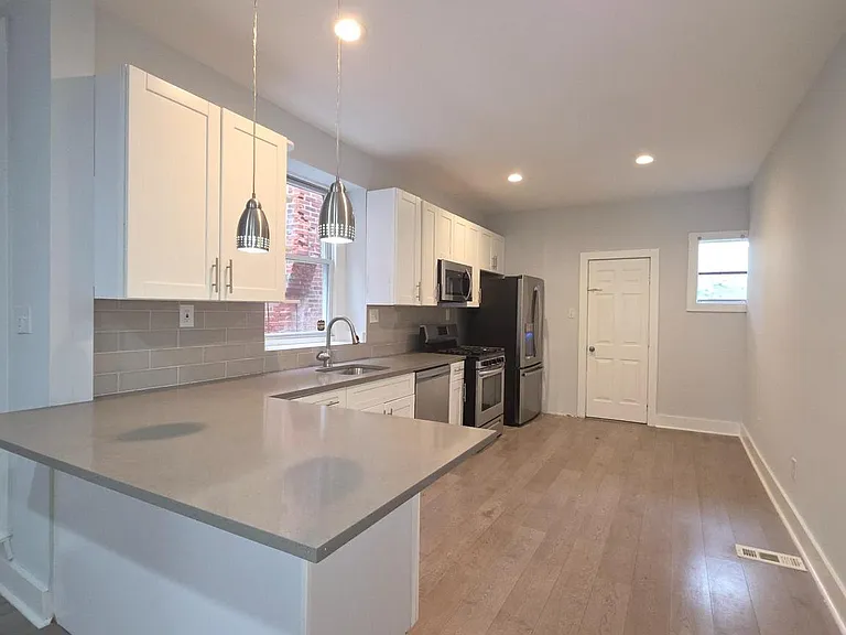 5515 Catharine St — Photo 8
