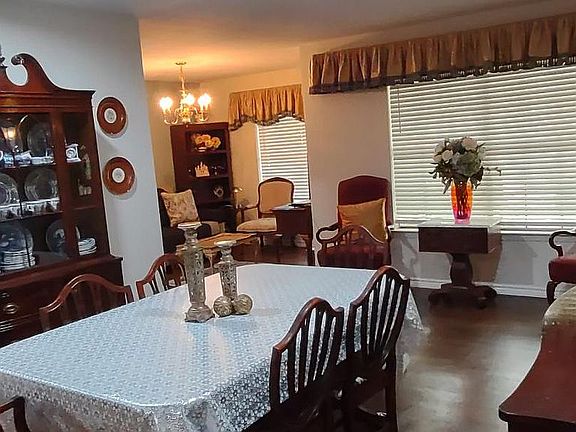 3rd image of 1004 Bedford Ct W