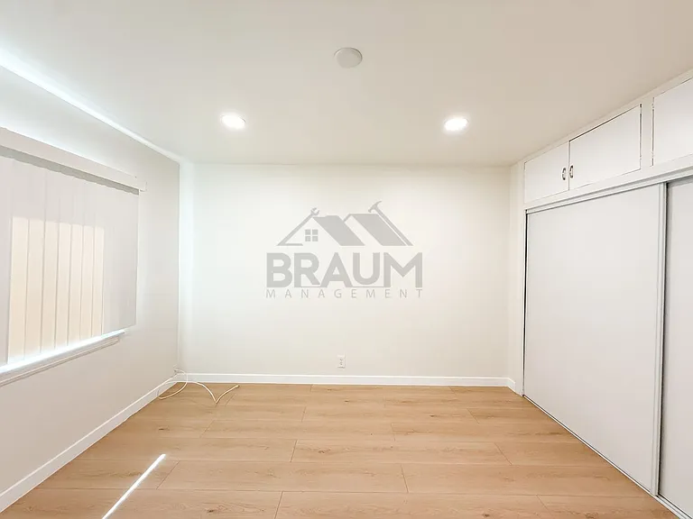 15550 Vanowen St — Photo 29