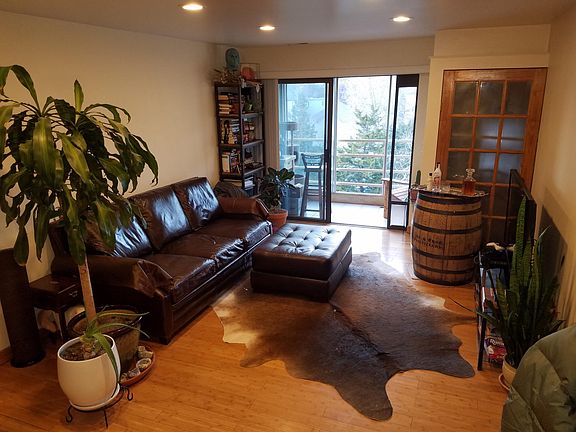 3rd image of 160 S 600 E APT 402