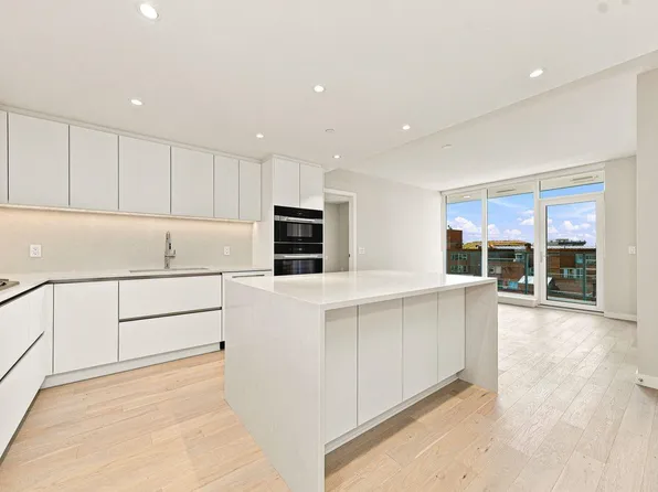 485 W 42nd Ave #601, Vancouver, BC V5Y 2T3