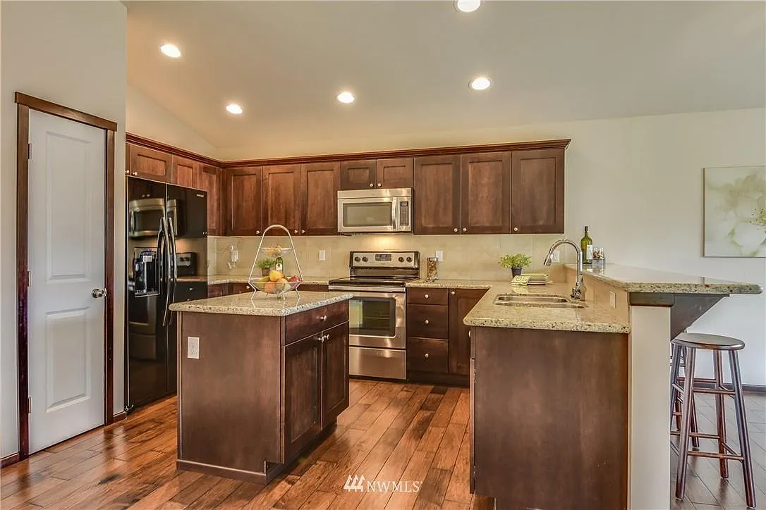 4 bed, 1923 sqft, $3,300 — Photo 3