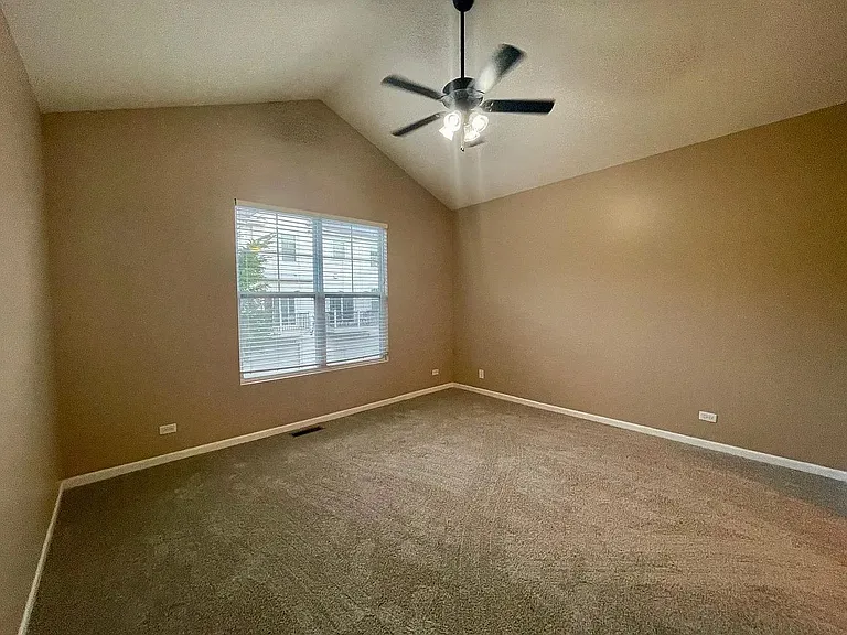 526 Grosvenor Ln — Photo 16