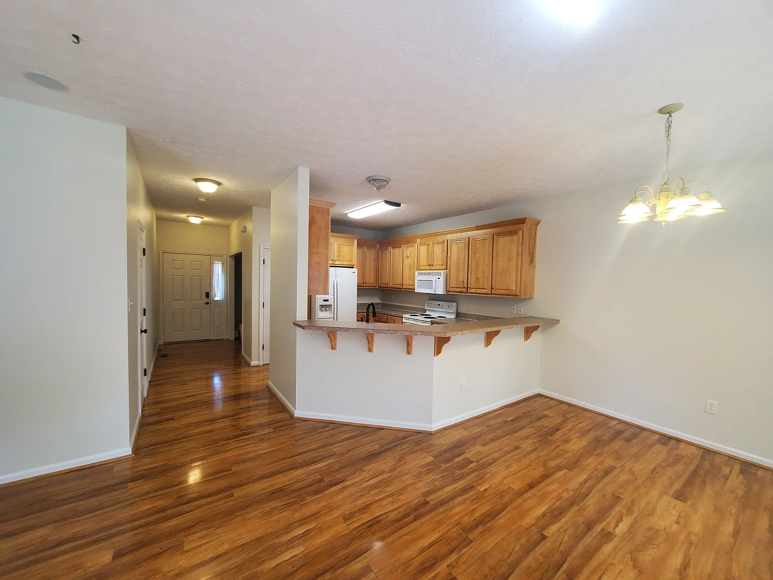 3 bed, 2.5 bath, 2050 sqft, $3,000 — Photo 2