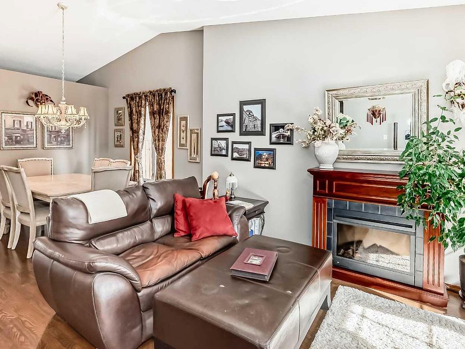 1st image of 368 Heritage Cres W