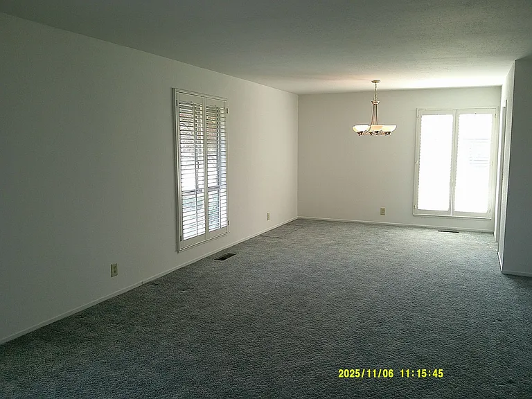 390 S Almond St — Photo 7